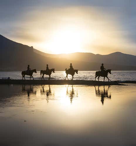 Passeggiata a cavallo sulla spiaggia di Castellammare del Golfo al tramonto