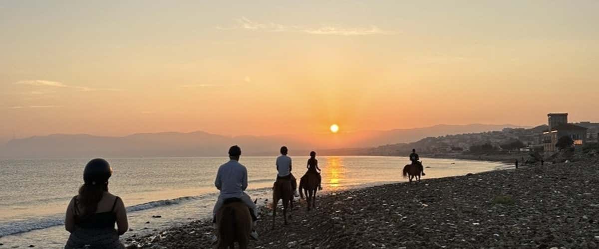 Passeggiata a cavallo sulla spiaggia di Castellammare del Golfo al tramonto