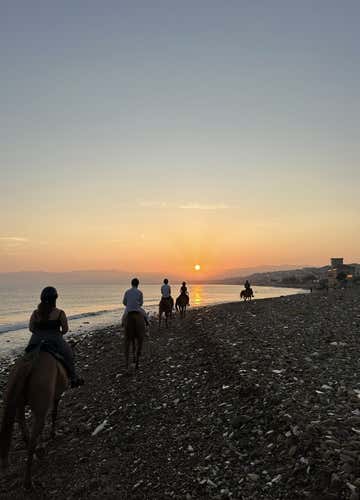 Passeggiata a cavallo sulla spiaggia di Castellammare del Golfo al tramonto