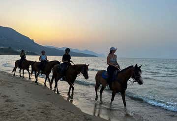 Passeggiata a cavallo sulla spiaggia di Castellammare del Golfo al tramonto