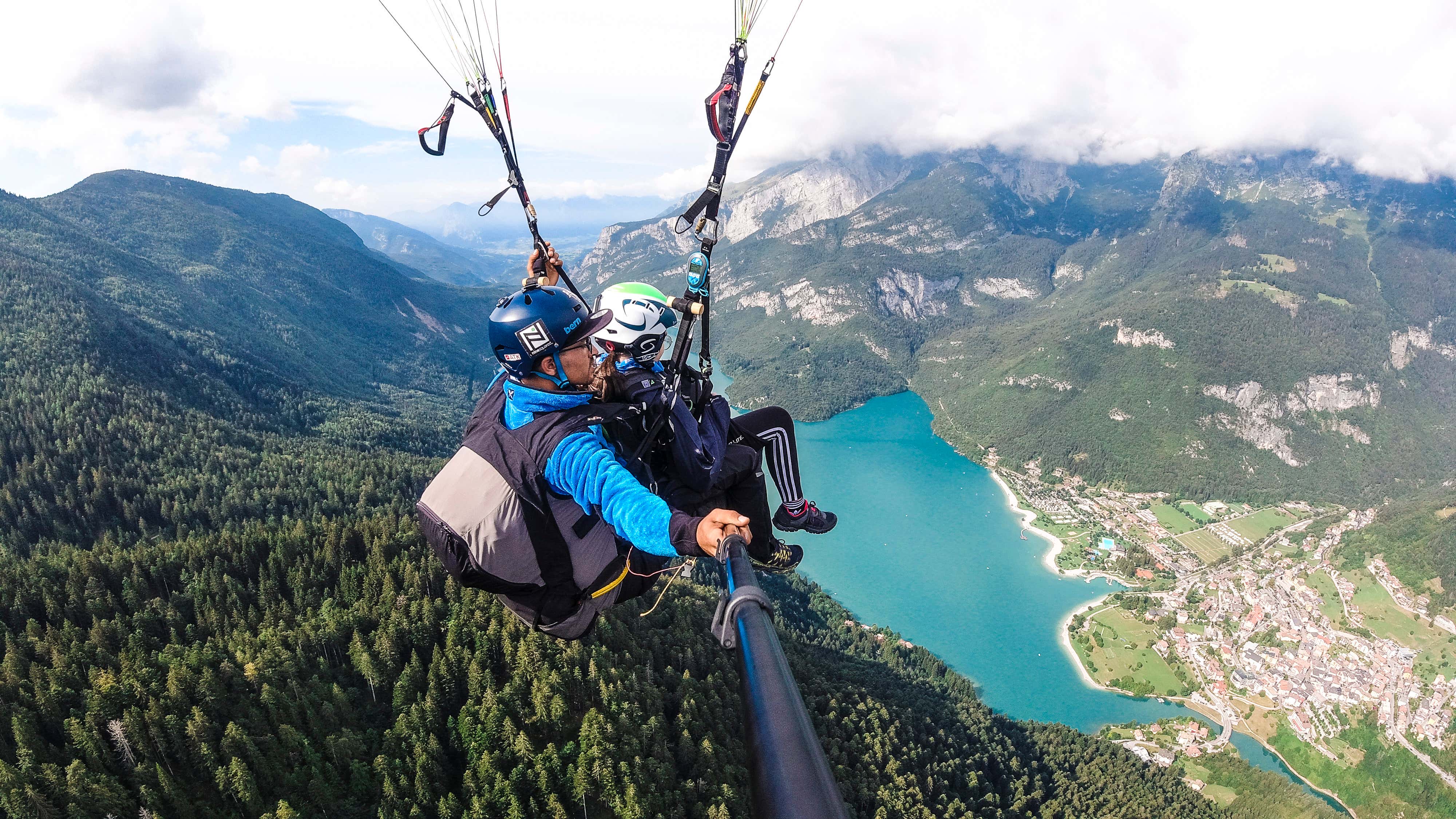 Volo acrobatico in parapendio tandem sopra il Lago di Molveno