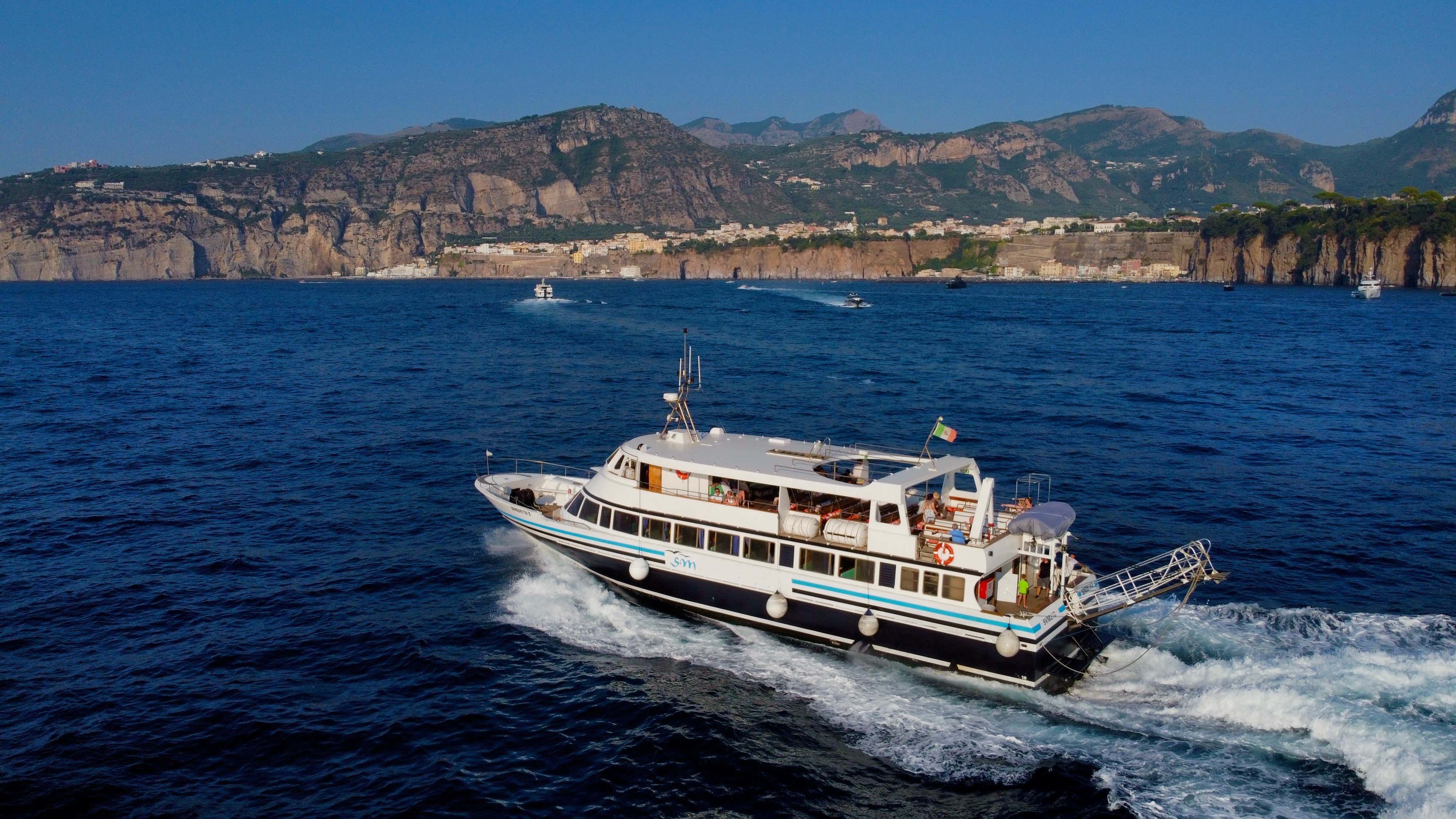 Tour in motonave di una giornata a Positano e Amalfi da Castellammare di Stabia