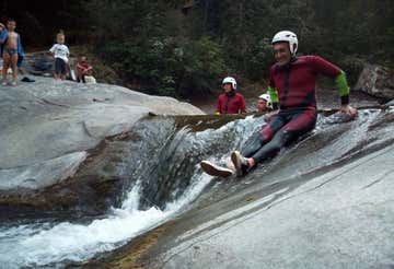 Canyoning sul fiume Serra nelle Alpi Apuane