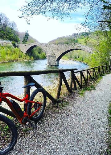 Tour panoramico in e-bike sulla Via Vandelli