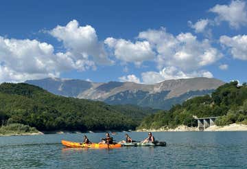 Kayak tour on Lake Gerosa in the Sibillini Mountains