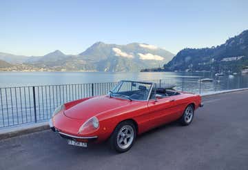 Vintage car rental on Lake Como