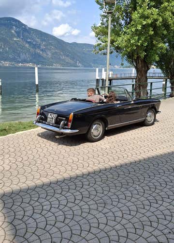 Vintage car rental on Lake Como