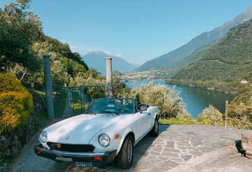 Vintage car rental on Lake Como