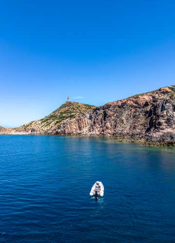 Tour al tramonto in gommone tra Sant'Antioco e San Pietro con aperitivo