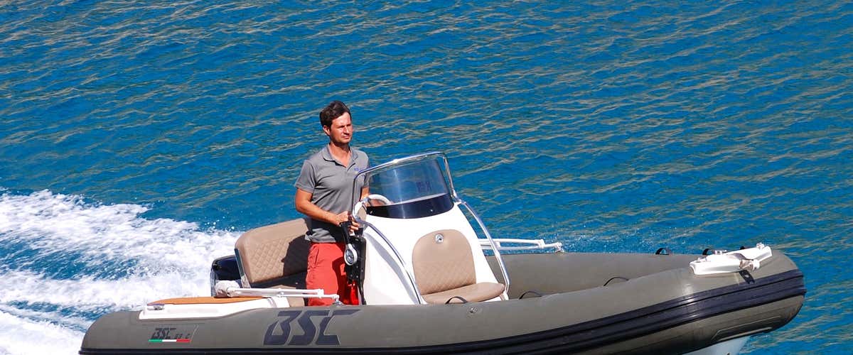 Inflatable boat hire in Villasimius - 5.50 m, 40 HP