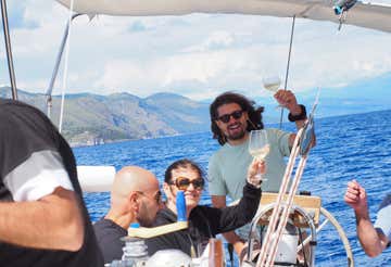 Aperitivo al tramonto in barca a vela a Marina di Camerota in Cilento