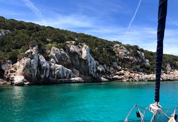 One-day sailing tour among the cliffs of Capo Caccia with lunch