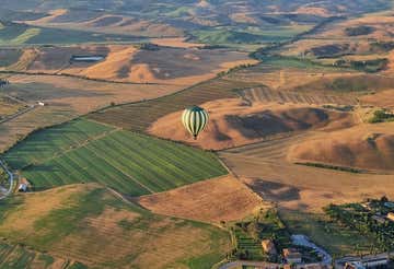Hot air balloon flight in Val d'Orcia with breakfast