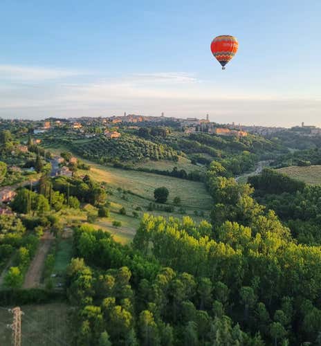 Hot air balloon flight in Val d'Orcia with breakfast