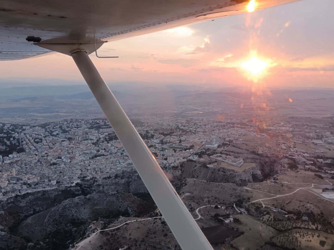 Volo in aereo privato sopra la città di Matera