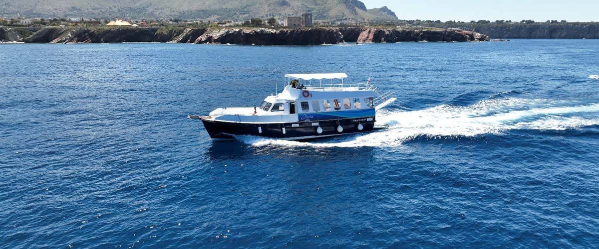 Escursione in motonave alla scoperta delle grotte e baie della costa di Terrasini