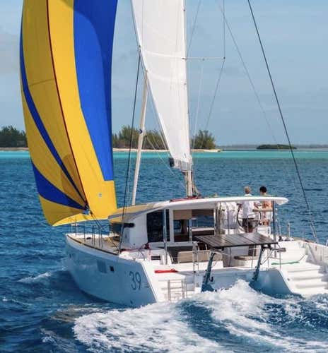 Tour privato in catamarano di un’intera giornata a Polignano a Mare con aperitivo