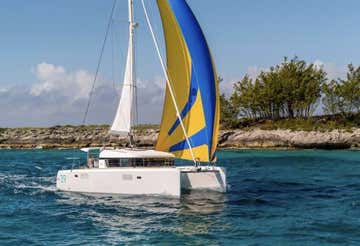 Tour privato in catamarano di un’intera giornata a Polignano a Mare con aperitivo