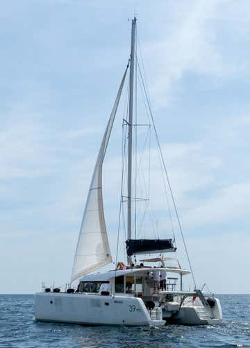 Tour privato in catamarano di mezza giornata a Polignano a Mare con aperitivo