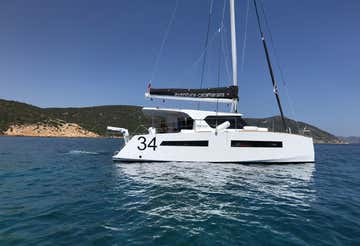 Tour privato in catamarano di mezza giornata a Polignano a Mare con aperitivo