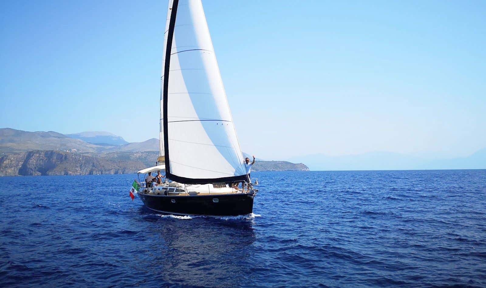 Tour privato di un'intera giornata in barca a vela nel Cilento