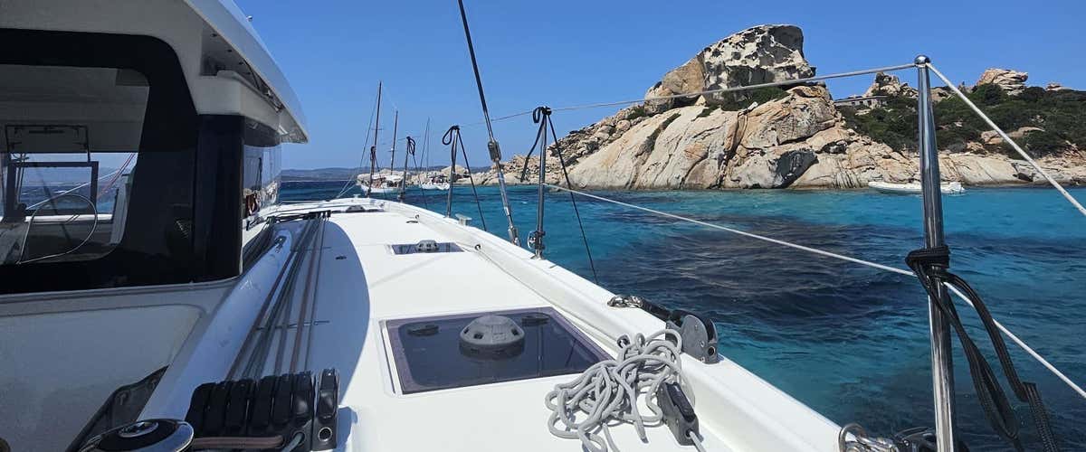 Giornata in catamarano nell’Arcipelago di La Maddalena con pranzo e aperitivo