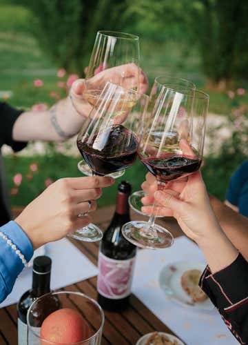 Trattamento benessere al vino e degustazione vini sulle colline di Urbino