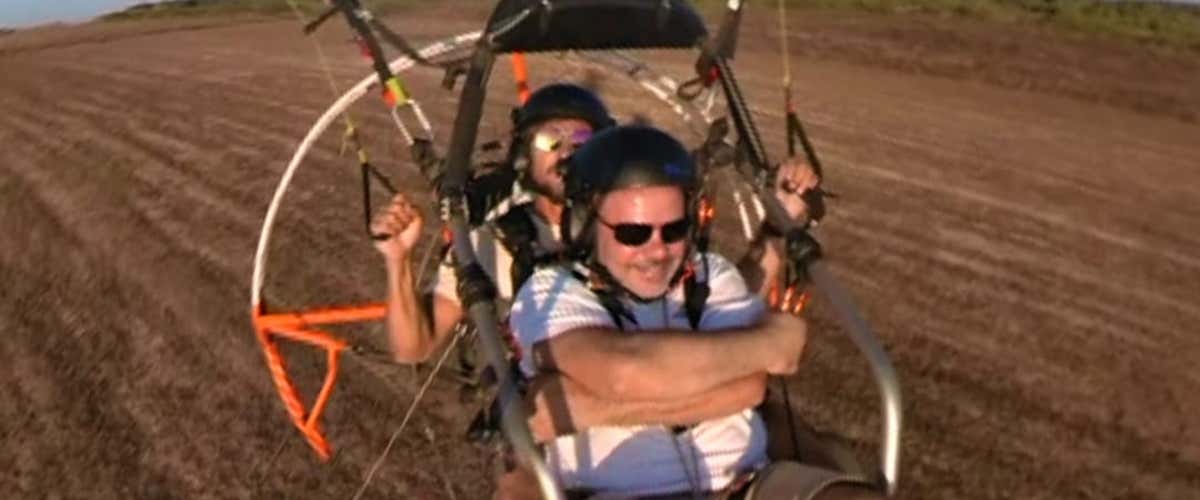 Volo in paramotore tandem sulla Costa del Sinis al tramonto