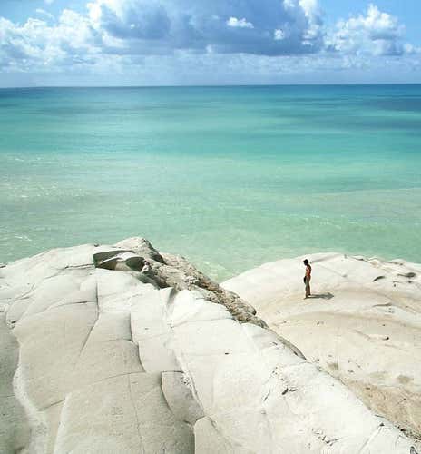 Aperitivo privato in barca con prodotti siciliani al tramonto a Scala dei Turchi
