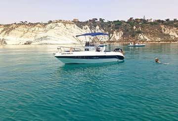Aperitivo privato in barca con prodotti siciliani al tramonto a Scala dei Turchi