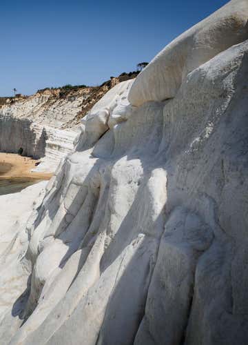 Aperitivo privato in barca con prodotti siciliani al tramonto a Scala dei Turchi