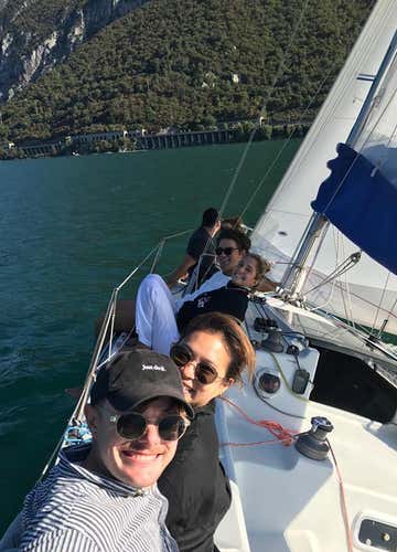 Lezione e tour in barca a vela del Lago di Como con pranzo