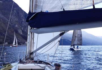 Lezione e tour in barca a vela del Lago di Como con pranzo
