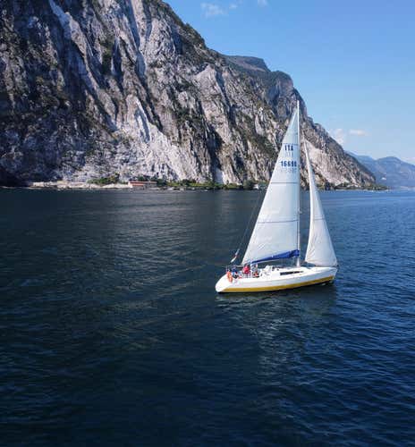 Lezione e tour in barca a vela del Lago di Como con pranzo