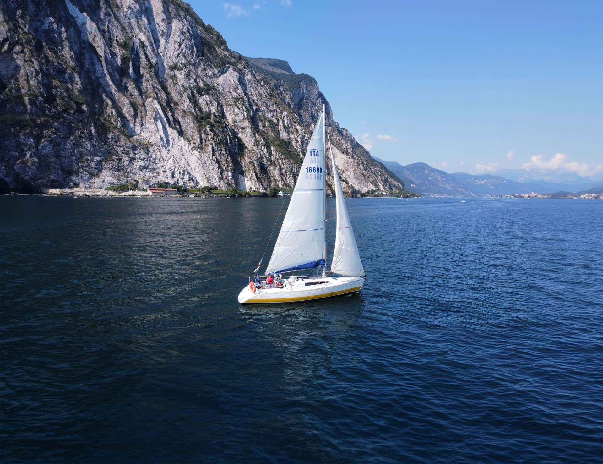 Lezione e tour in barca a vela del Lago di Como con pranzo