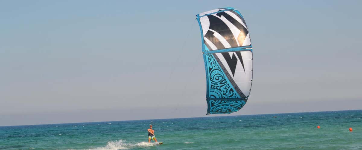 Private kitesurfing lesson at Porto Cesareo in Salento