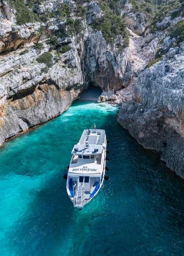 Minicruise by motorboat Don Vincenzo in the Gulf of Orosei with toast