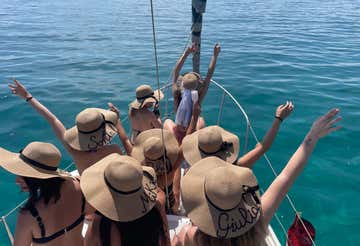 Tour privato giornaliero in barca a vela a Capo Caccia con pranzo