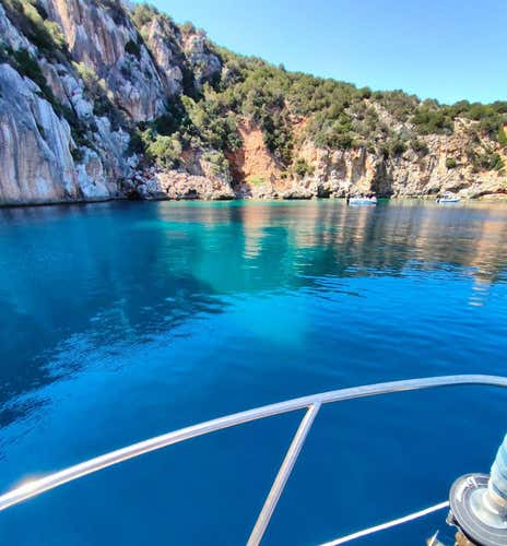 Tour privato giornaliero in barca a vela a Capo Caccia con pranzo