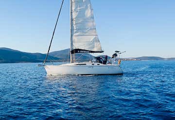 Tour privato giornaliero in barca a vela a Capo Caccia con pranzo