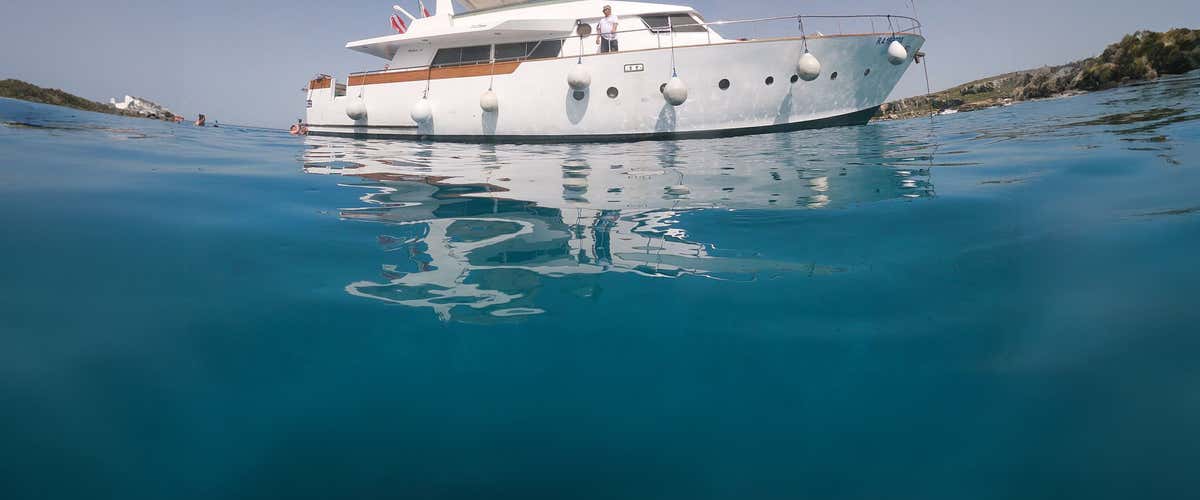 Escursione a bordo dello yacht Shalimar IV con snorkeling tra Favignana e Levanzo