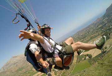 Tandem paragliding flight in the Palermo area