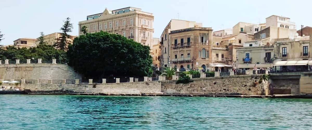 Boat tour to Ortigia Island with aperitif at sunset