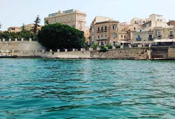 Boat tour to Ortigia Island with aperitif at sunset