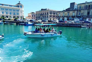 Boat tour to Ortigia Island with aperitif at sunset