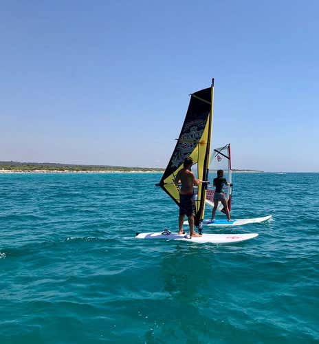Corso base di windsurf di 4 giorni in Salento