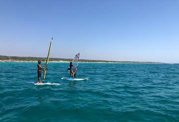 Corso base di windsurf di 4 giorni in Salento
