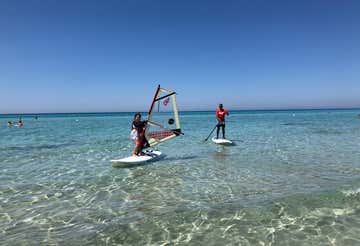Corso base di windsurf di 4 giorni in Salento