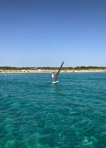 Corso base di windsurf di 4 giorni in Salento