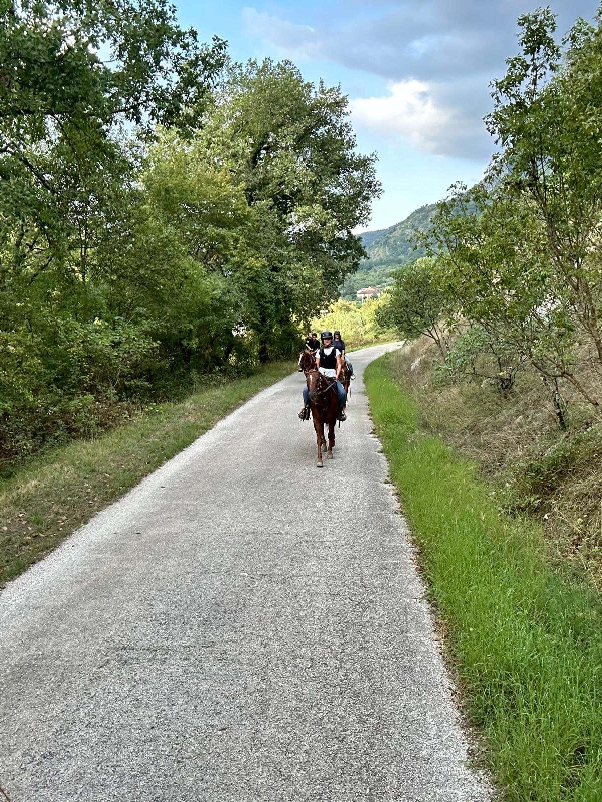 Passeggiata a cavallo nella natura di Belmonte Castello con pranzo o cena